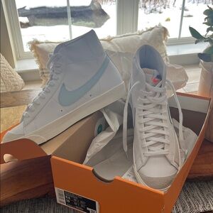 Never worn- Nike White and Light Blue High-Tops- Blazer mid ‘77 vintage. Box